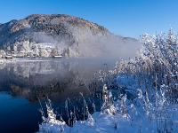 Winterliches westliche Walchsee Ufer mit Nebelschwaden
